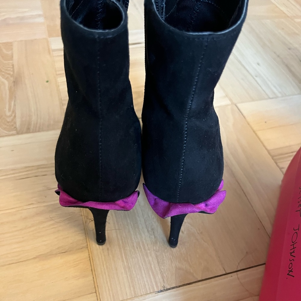 BETSEY JOHNSON Ruffle Booties (Toma Black)